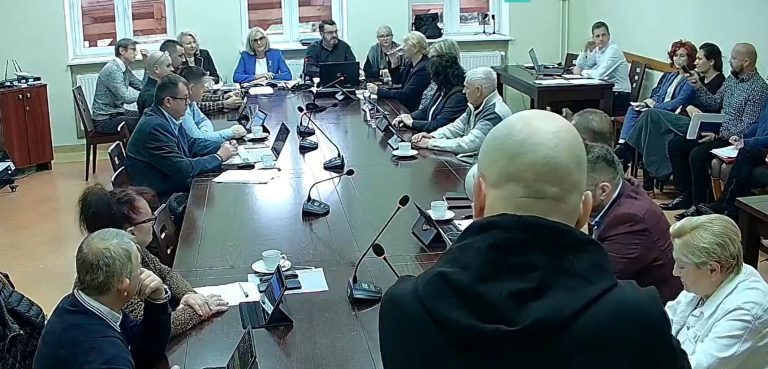 Skazany za korupcję na mieniu gminnym moralizuje o zarobkach. W Kamieniu absurd goni absurd