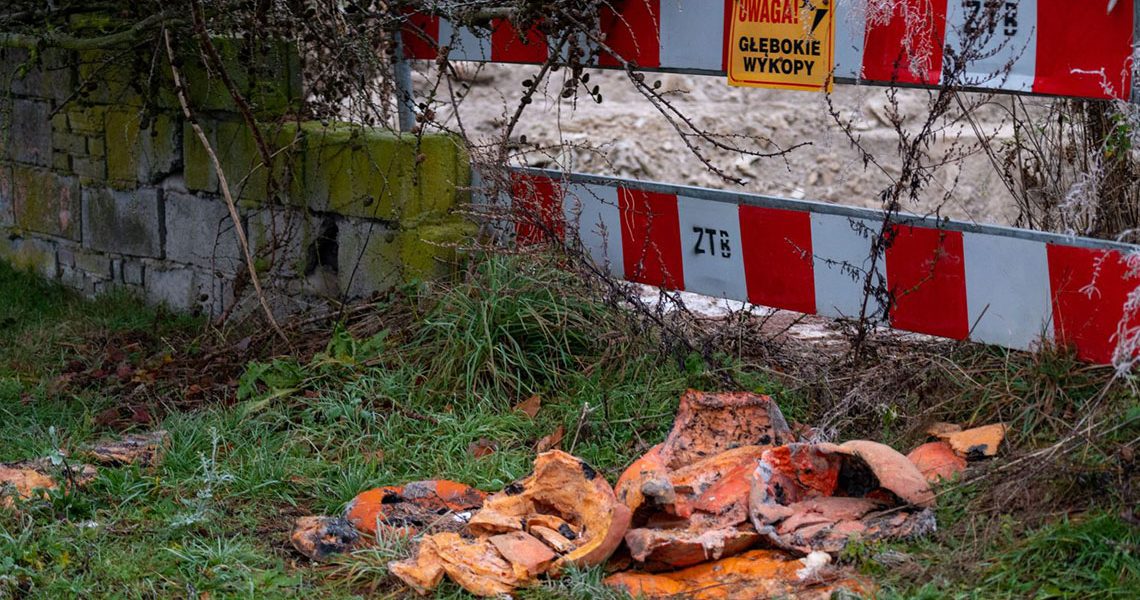 Tabliczka ostrzega dynia na warcie