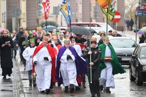 Orszak Trzech Króli przeszedł ulicami Kamienia