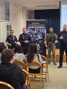 Spotkanie uczniów LO w Kamieniu Pomorskim z funkcjonariuszami Policji