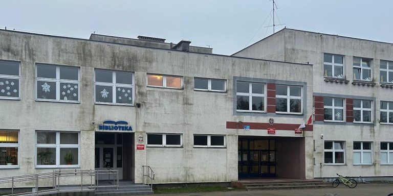 Co z elewacją SP 2 i biblioteki? Odpowiedź burmistrza nie zaskakuje