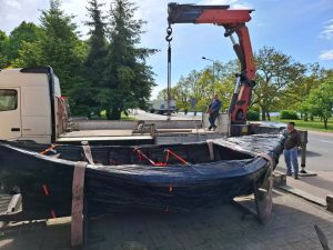 Historyczna łódź z Wolina trafiła do Niechorza na remont