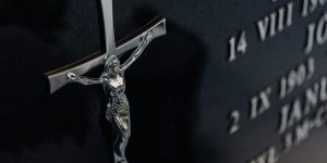 Profesjonalne sprzątanie grobów – Kamień Pomorski i okolice