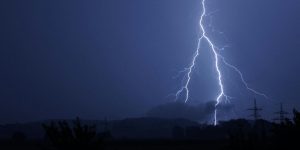 Burze, grad i silny wiatr. Ostrzeżenie meteorologiczne