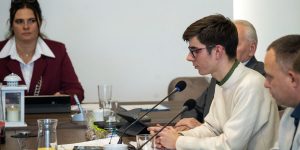 Radny Tristan Belter pyta o bezpieczeństwo i obecność policji w Międzyzdrojach. Czy burmistrz odpowiedział?