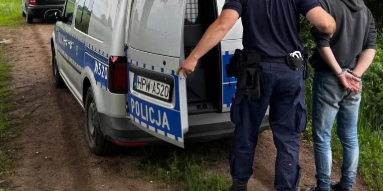 Porzucił samochód i uciekał po amfetaminie. Poszukiwany 41-latek z zakazem prowadzenia wpadł we Wrzosowie