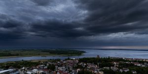 IMGW ostrzega: burze z gradem i silnym wiatrem – obowiązuje alert 2. stopnia