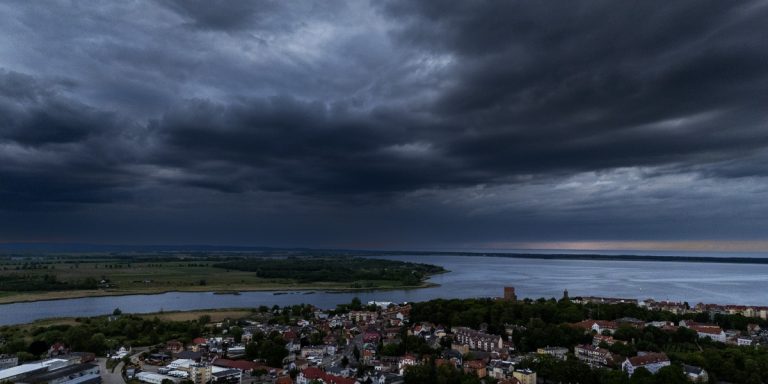 IMGW ostrzega: burze z gradem i silnym wiatrem – obowiązuje alert 2. stopnia