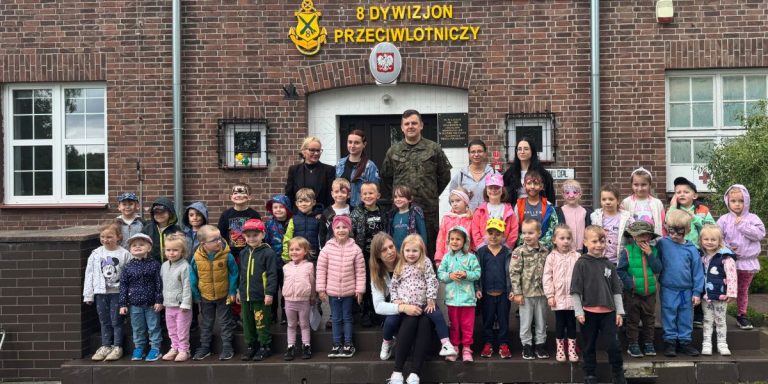 Dzień Dziecka z żołnierzami – Przedszkole "W Dechę" z wizytą w jednostce wojskowej w Dziwnowie