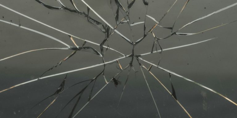 33-latek groził burmistrzowi i wybił szybę w samochodzie. Gdzie złapano sprawcę?
