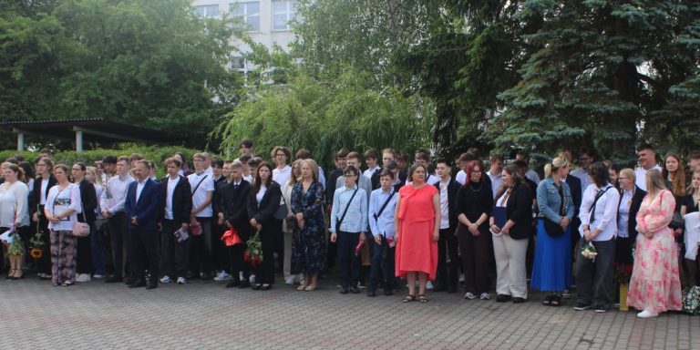 To już wakacje! Koniec roku w szkołach powiatowych
