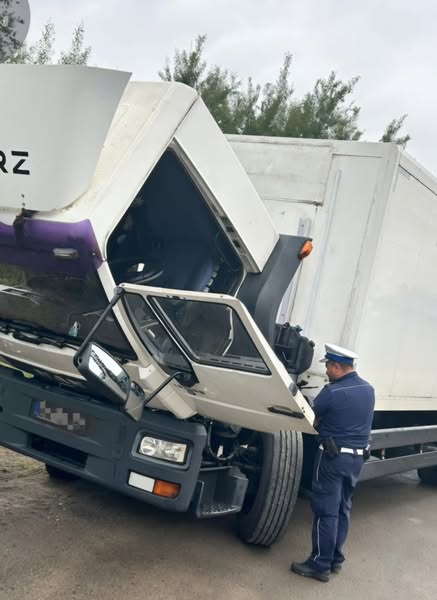 Awaria ciężarówki na S3. Policjanci pomogli kierowcy