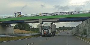 Dzisiaj nad S3 powieszono baner. Co to oznacza dla podróżnych?
