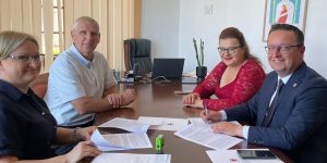 Nowe urządzenia na placu zabaw w Trzebieszewie. Podpisano umowę na realizację Grantu Sołeckiego 2025