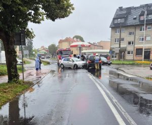 Kolizja dwóch samochodów w centrum Wolina