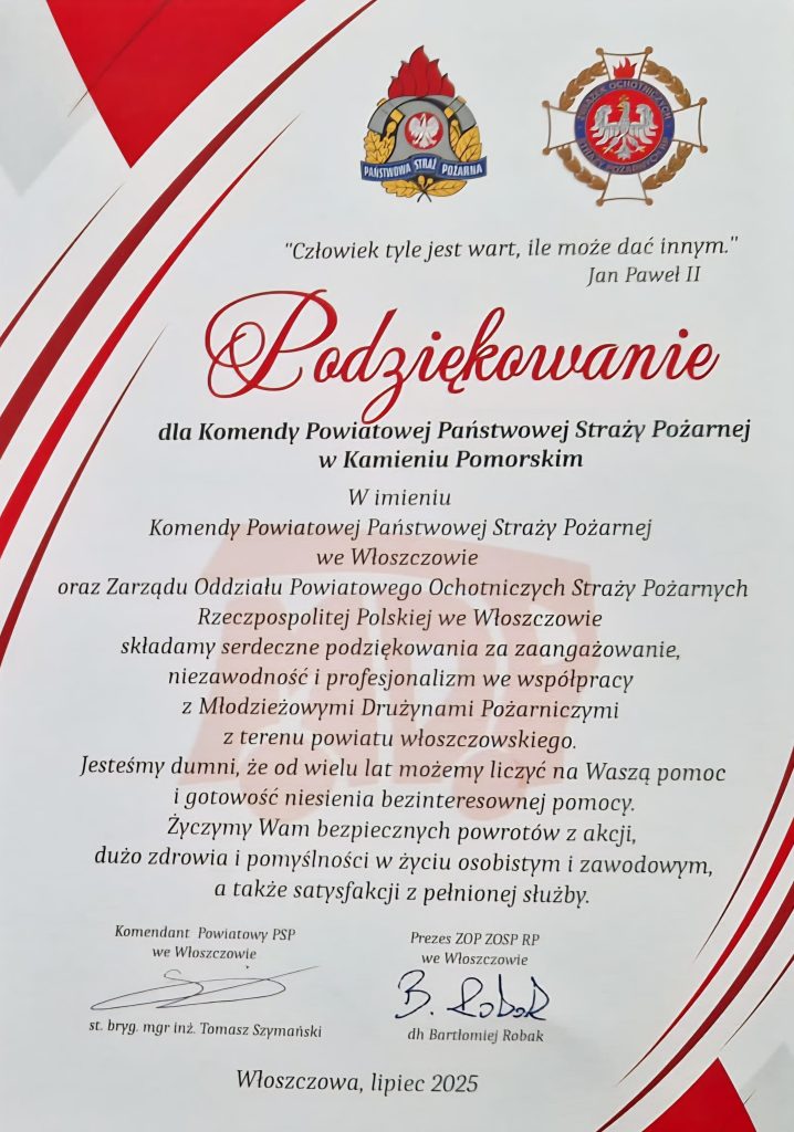 ślubowanie młodych strażaków i wręczenie odznaczeń na harcerskiej bazie