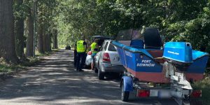 Na ul. Dziwnowskiej przewróciła się przyczepa z łodzią — ruchem kieruje policja (aktualizacja)