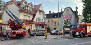 Dwa zastępy straży pożarnej ratowały... jerzyka, który utknął pod dachem budynku! — zobacz film