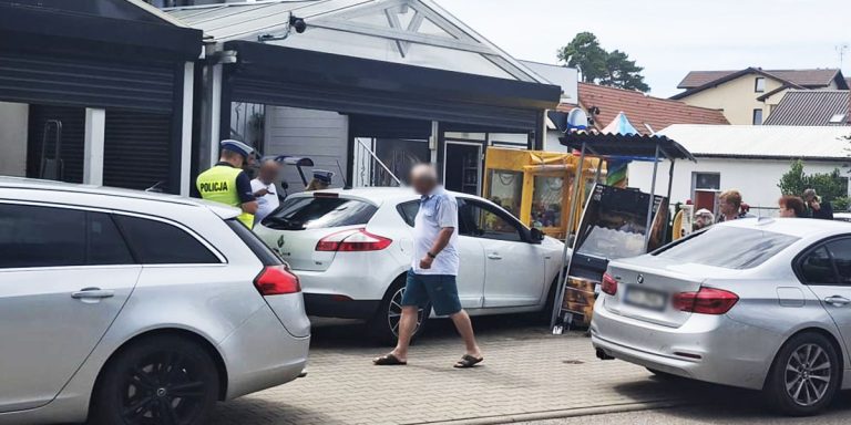 (Aktualizacja) Straciła przytomność i wjechała samochodem w automaty do gier. Kolizja w Dziwnowie