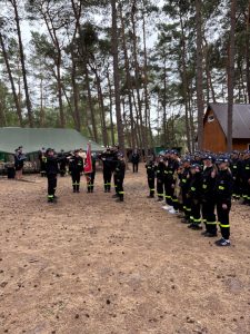 ślubowanie młodych strażaków i wręczenie odznaczeń na harcerskiej bazie