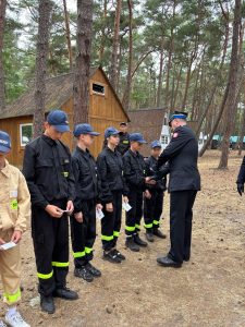 ślubowanie młodych strażaków i wręczenie odznaczeń na harcerskiej bazie