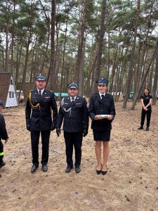 ślubowanie młodych strażaków i wręczenie odznaczeń na harcerskiej bazie