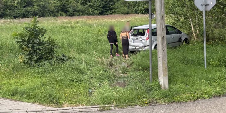 Zagapił się kierując szambiarką i wjechał w osobówkę. Kolizja na ul. Szpitalnej