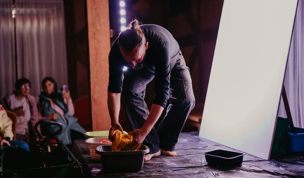 teatr obrazu na scenie nad dziwną