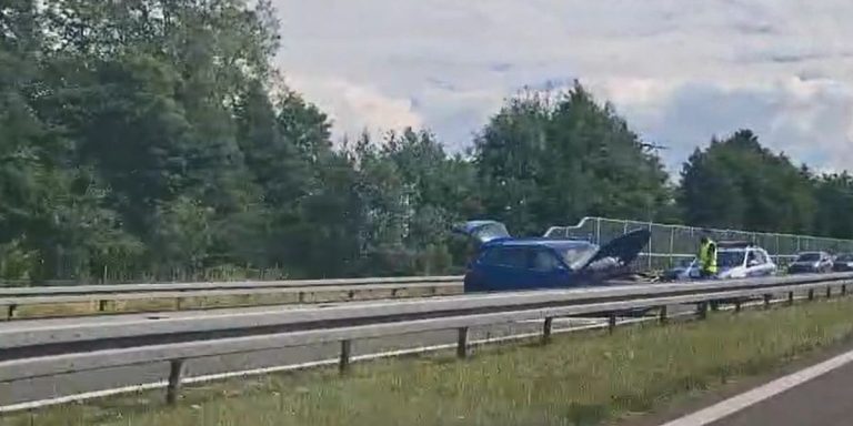 Wypadek na S3 na wysokości Parłówka. Po pęknięciu opony samochód uderzył w barierki