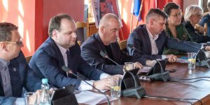 Restauratorzy interweniują, radni reagują. Będzie pozwolenie na alkohol? Nagranie z sesji