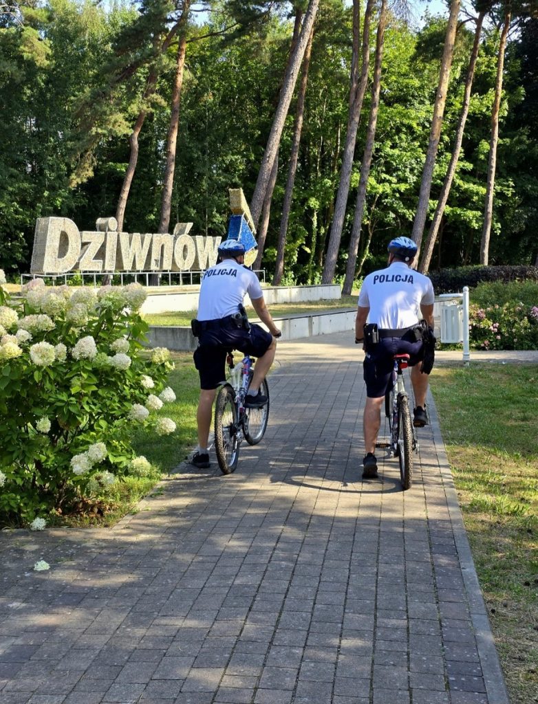 policjanci patrolują powiat na rowerach