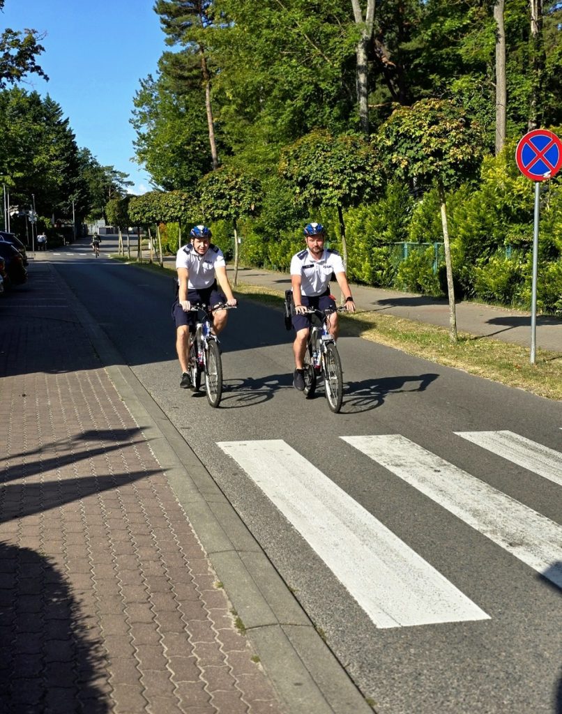 policjanci patrolują powiat na rowerach