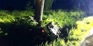 Nieudana ucieczka po dachowaniu. 32-latek pod wpływem i z narkotykami w aucie
