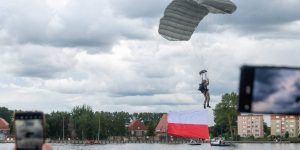Tłumy podziwiały skoki spadochronowe do Dziwny — zobacz zdjęcia i film!