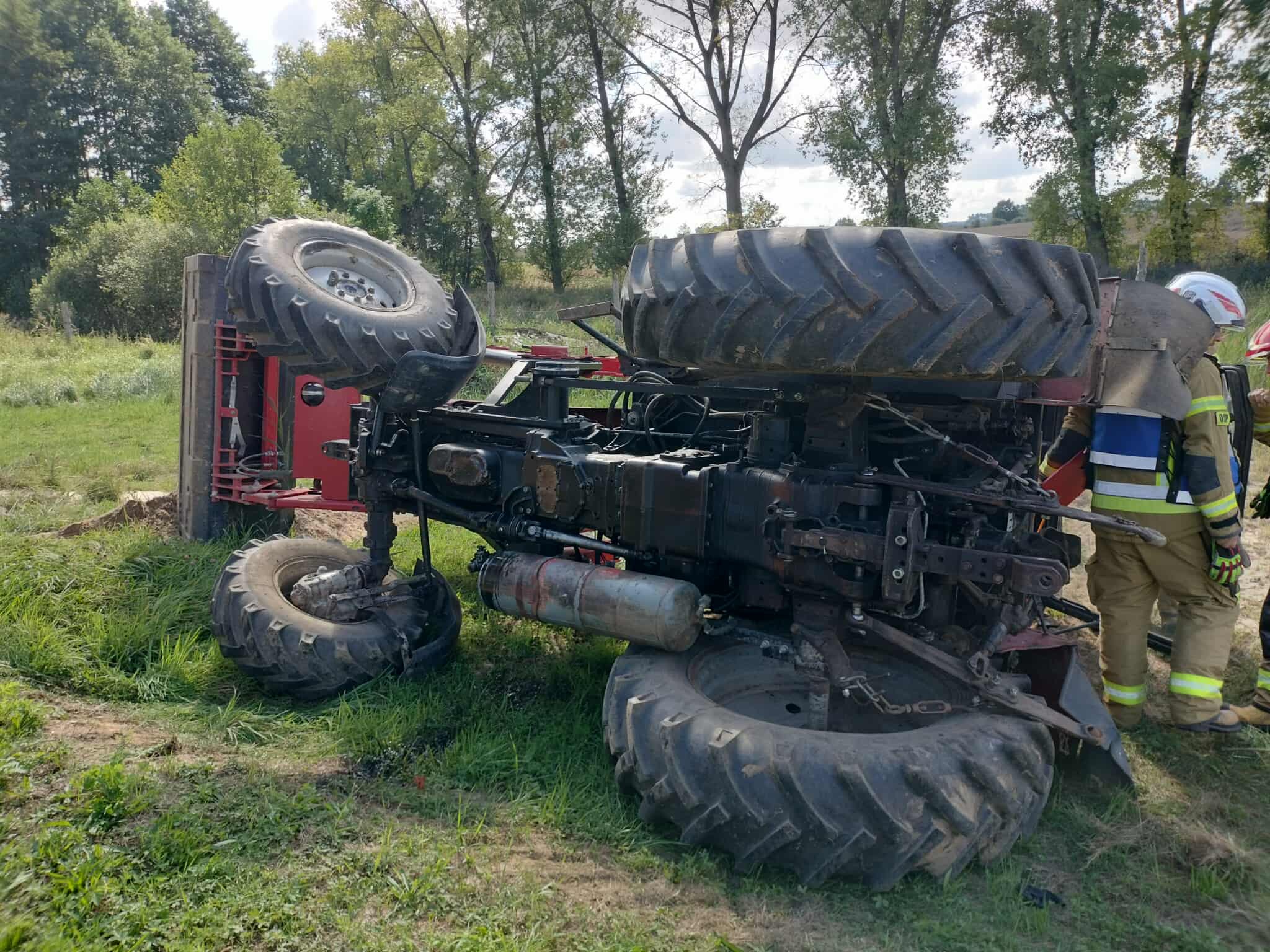 Wypadek przy pracy w Kolonii Kłęby. Interweniował LPR