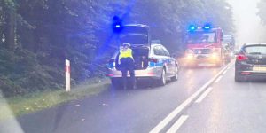 Wyprzedzał, stracił panowanie i rozbił się o drzewo. 27-latek trafił do szpitala