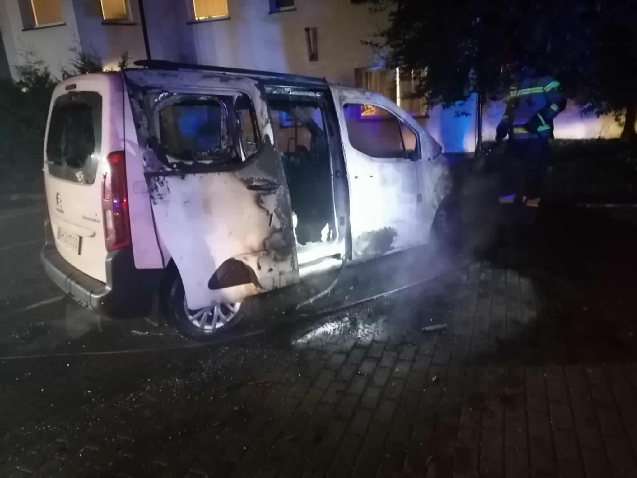 Pożar samochodu z ukraińską rejestracją w Kamieniu Pomorskim. Możliwe podpalenie