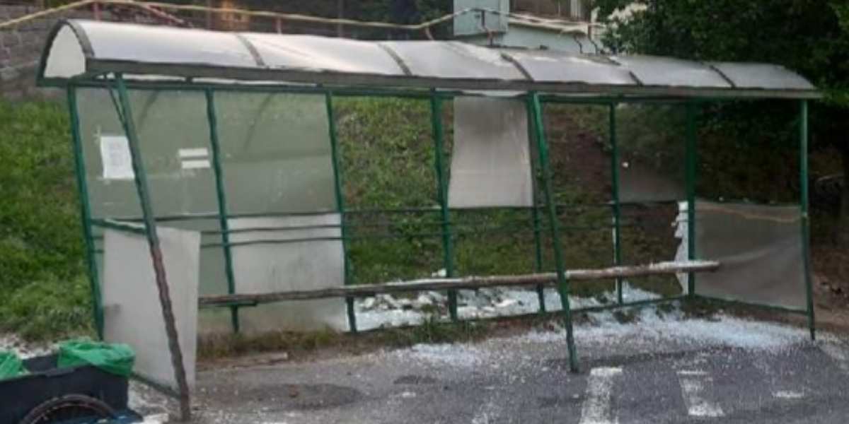 Doszczętnie zdewastowany przystanek autobusowy w Golczewie. Sprawca poszukiwany!