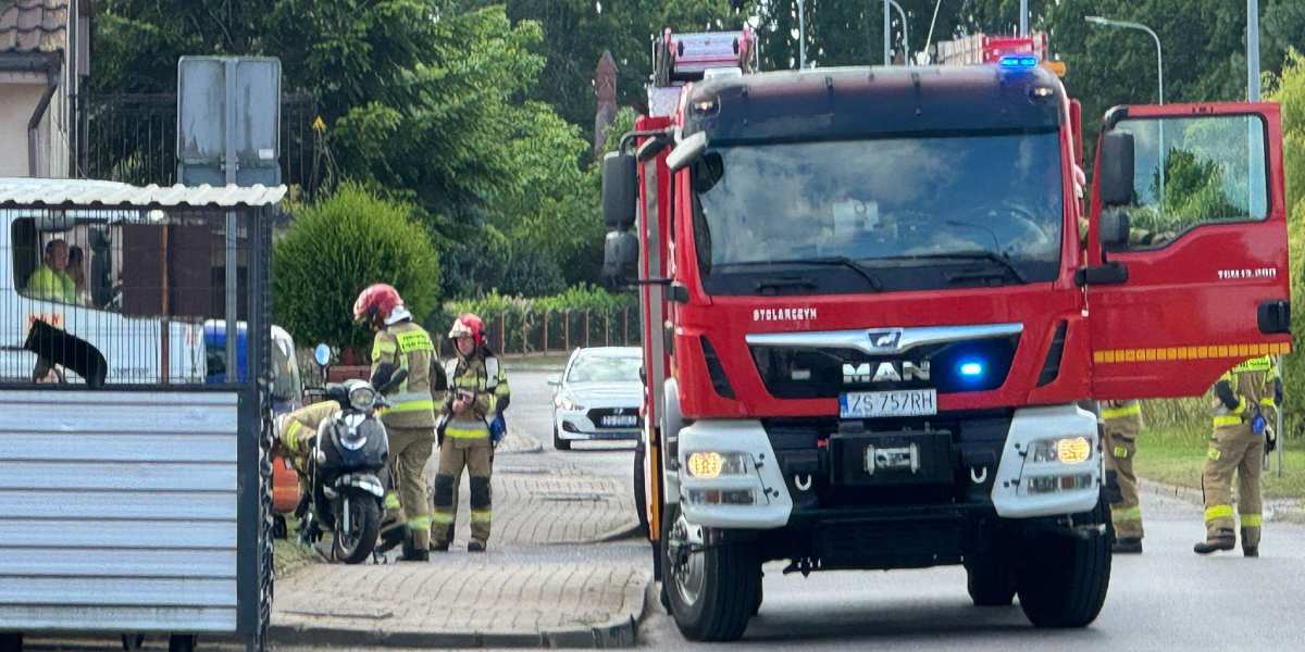Skuter zderzył się z osobówką. Kobieta zabrana do szpitala