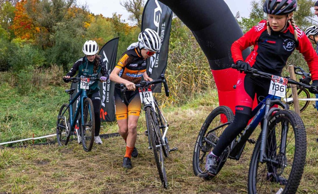 młodzi kolarze baszty golczewo na podium w pyrzycach
