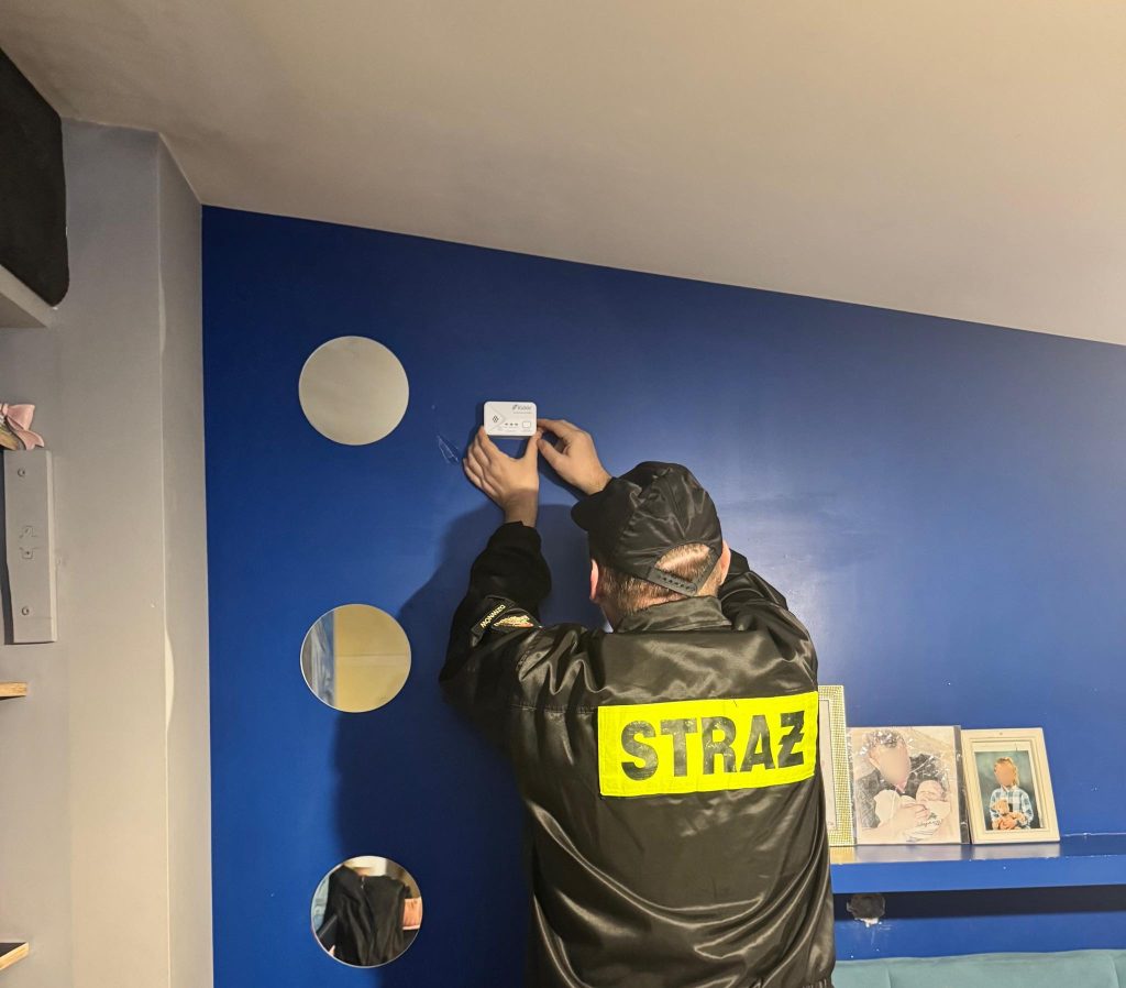 strażacy z powiatu kamieńskiego montują darmowe czujki węgla w domach mieszkańców