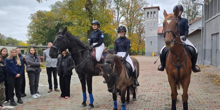 Ślubowanie pierwszoklasistów w ZSP w Benicach