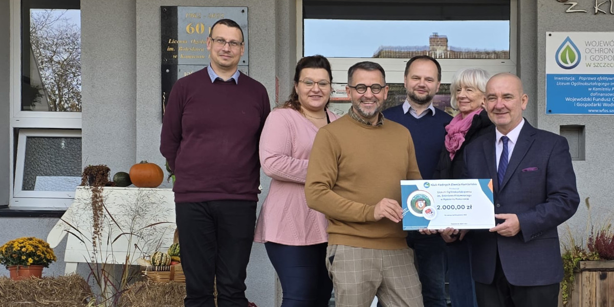 Radni z Klubu Ziemia Kamieńska przekazali 2000 zł dla LO im. Bolesława Krzywoustego na zakup defibrylatora