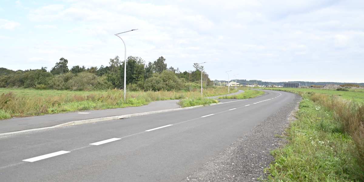 Tauber: pęknięcia na nowej ścieżce rowerowej spowodowane… ruchem ciągników i samochodów