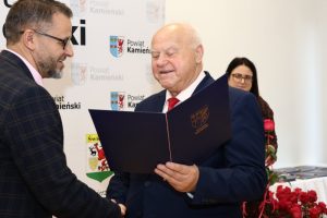 Powiatowe obchody Dnia Edukacji Narodowej wręczono Nagrody Starosty Kamieńskiego