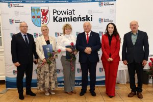 Powiatowe obchody Dnia Edukacji Narodowej wręczono Nagrody Starosty Kamieńskiego