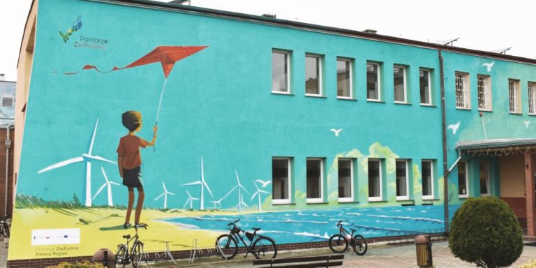 Oczyszczający powietrze mural już zdobi Szkołę Podstawową w Dziwnowie