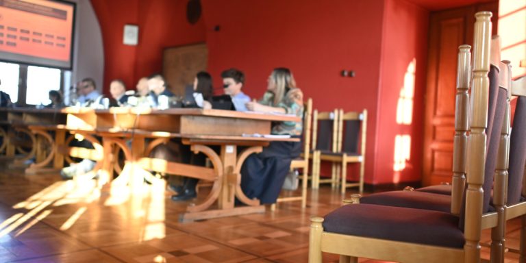 Zamiast prezesów spółek gminnych — puste krzesła. "Ze względu na zdrowie prezesów" - tłumaczył Kuryłło