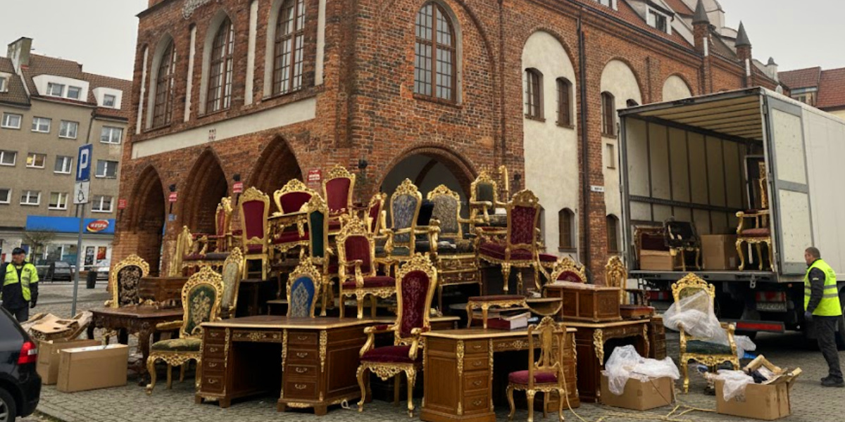 Ratusz na bogato. Gmina ogłasza przetarg na wyposażenie stanowisk urzędniczych