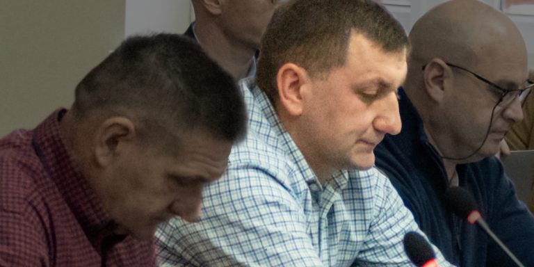 Radny Waligóra próbował wstrzymać sprzedaż przedszkola w Kołczewie. Burmistrz Grzybowska postawiła na swoim — nagranie z sesji